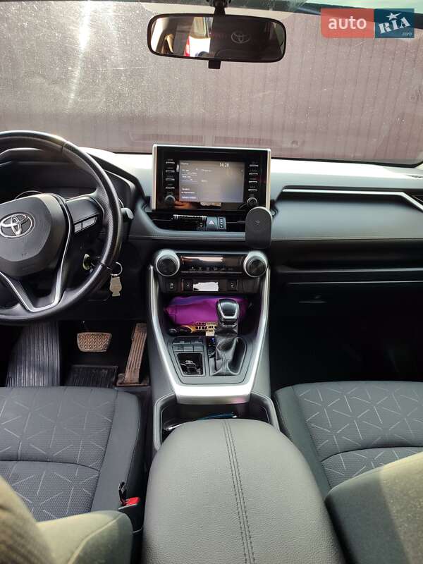 Внедорожник / Кроссовер Toyota RAV4 2019 в Бучаче