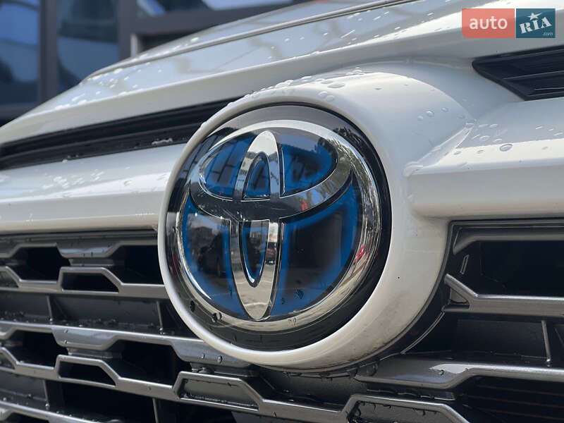 Позашляховик / Кросовер Toyota RAV4 2020 в Рокитному