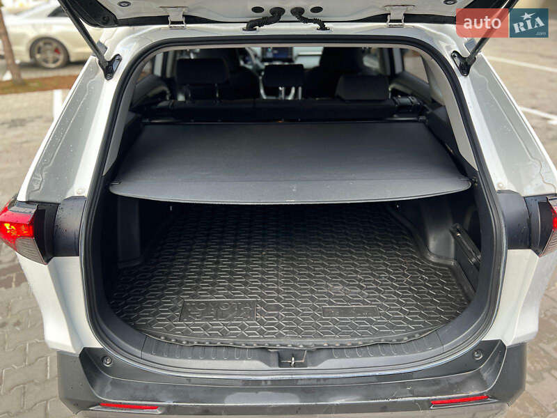 Позашляховик / Кросовер Toyota RAV4 2020 в Рокитному