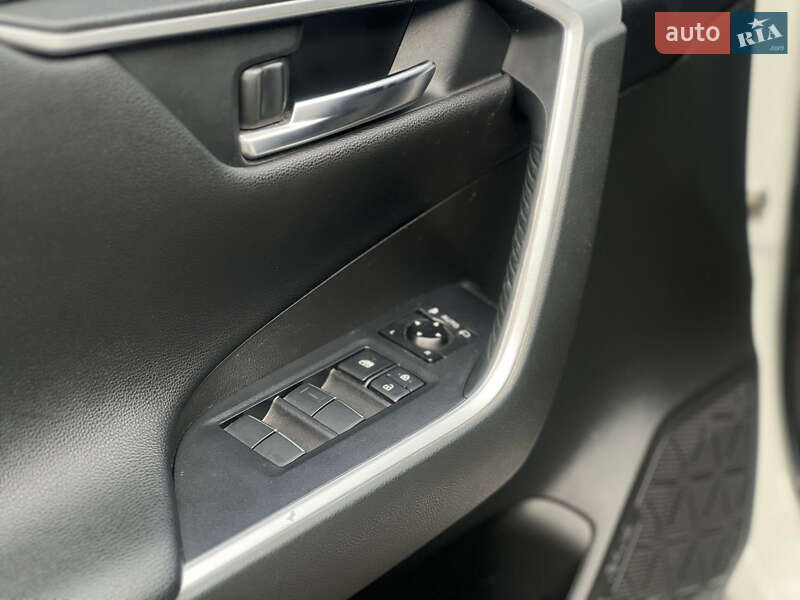 Позашляховик / Кросовер Toyota RAV4 2020 в Рокитному