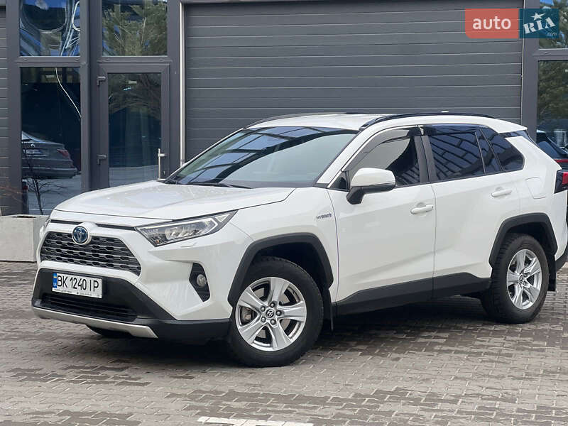 Позашляховик / Кросовер Toyota RAV4 2020 в Рокитному