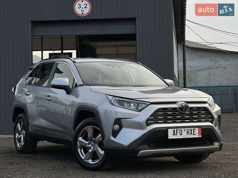 Внедорожник / Кроссовер Toyota RAV4 2019 в Ужгороде