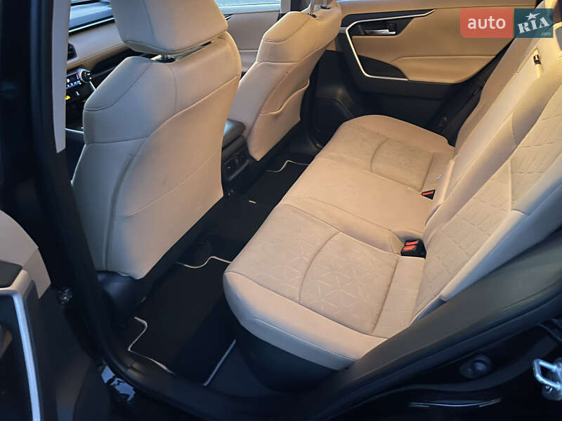 Позашляховик / Кросовер Toyota RAV4 2019 в Харкові