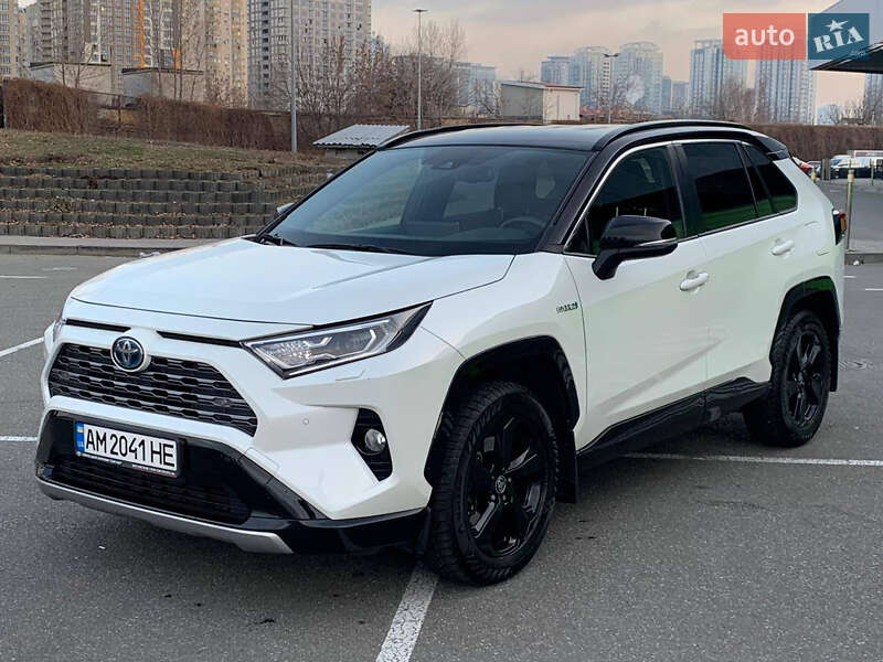 Внедорожник / Кроссовер Toyota RAV4 2021 в Киеве