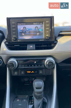 Позашляховик / Кросовер Toyota RAV4 2020 в 