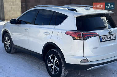 Позашляховик / Кросовер Toyota RAV4 2016 в 