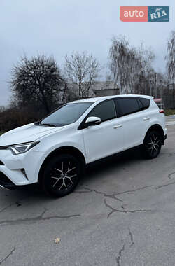 Внедорожник / Кроссовер Toyota RAV4 2017 в 