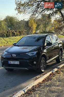 Внедорожник / Кроссовер Toyota RAV4 2017 в Ровно