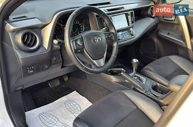 Внедорожник / Кроссовер Toyota RAV4 2015 в 