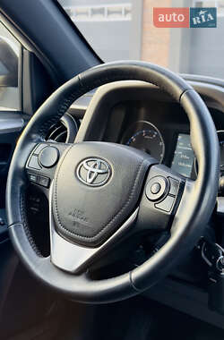 Внедорожник / Кроссовер Toyota RAV4 2015 в 