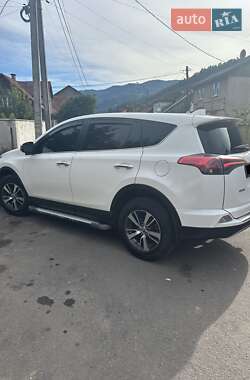 Внедорожник / Кроссовер Toyota RAV4 2017 в 