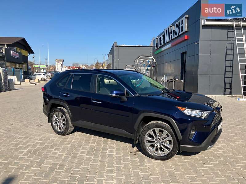 Внедорожник / Кроссовер Toyota RAV4 2021 в 