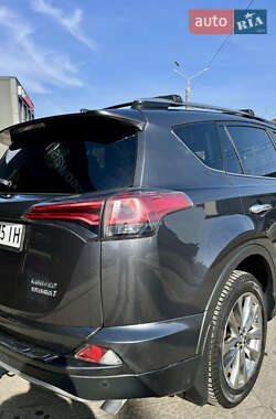 Внедорожник / Кроссовер Toyota RAV4 2017 в 