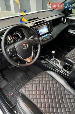Внедорожник / Кроссовер Toyota RAV4 2016 в 