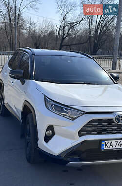 Внедорожник / Кроссовер Toyota RAV4 2021 в 