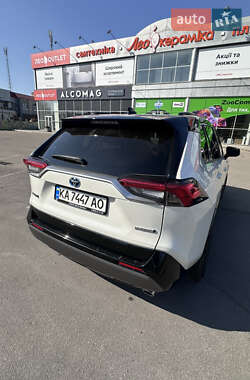 Внедорожник / Кроссовер Toyota RAV4 2021 в 