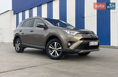 Внедорожник / Кроссовер Toyota RAV4 2017 в 