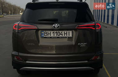 Внедорожник / Кроссовер Toyota RAV4 2017 в 