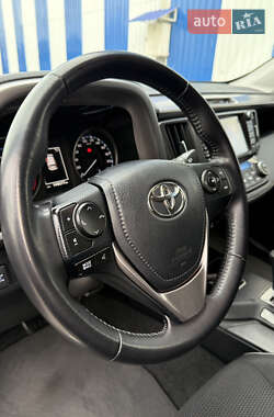 Внедорожник / Кроссовер Toyota RAV4 2017 в 
