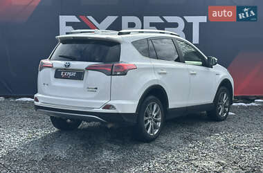Внедорожник / Кроссовер Toyota RAV4 2017 в 