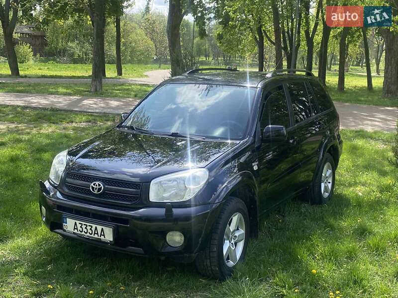 Позашляховик / Кросовер Toyota RAV4 2004 в 