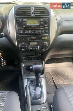 Позашляховик / Кросовер Toyota RAV4 2004 в 