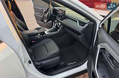 Внедорожник / Кроссовер Toyota RAV4 2021 в 
