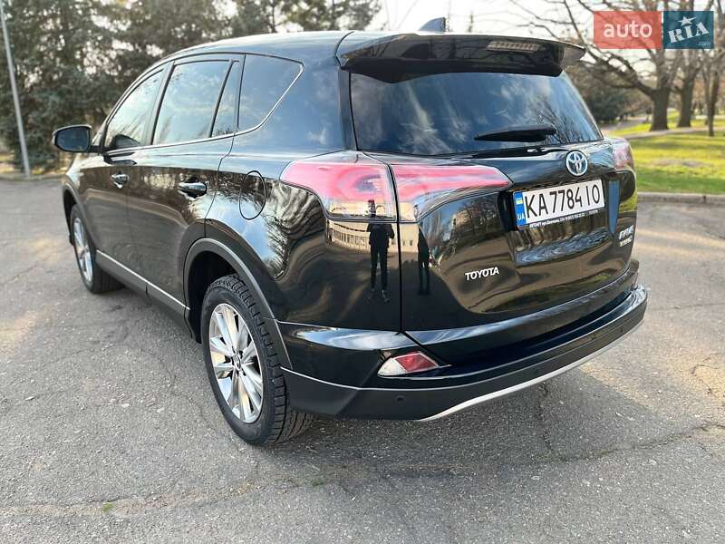 Позашляховик / Кросовер Toyota RAV4 2017 в Южноукраїнську