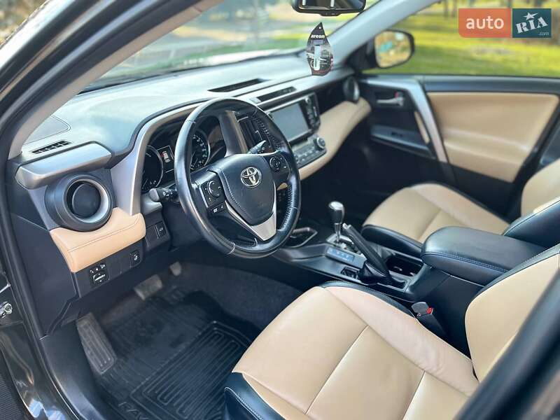 Позашляховик / Кросовер Toyota RAV4 2017 в Южноукраїнську