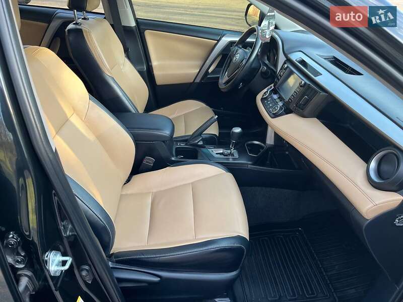 Позашляховик / Кросовер Toyota RAV4 2017 в Южноукраїнську