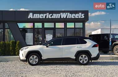 Позашляховик / Кросовер Toyota RAV4 2020 в 