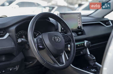 Позашляховик / Кросовер Toyota RAV4 2020 в 