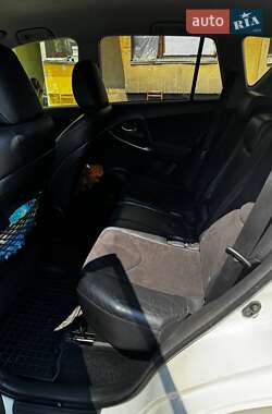 Позашляховик / Кросовер Toyota RAV4 2012 в 