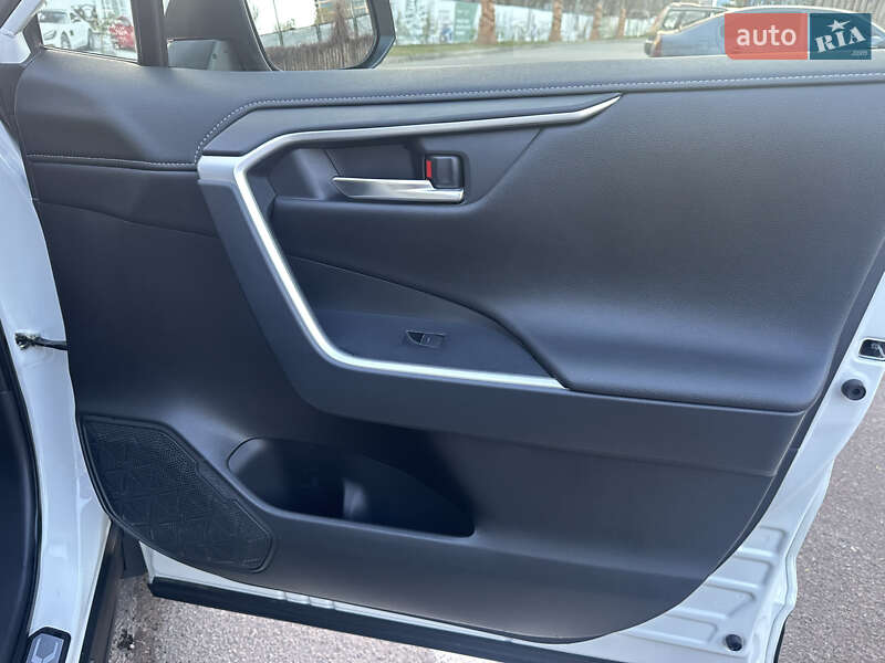 Позашляховик / Кросовер Toyota RAV4 2022 в Тячеві