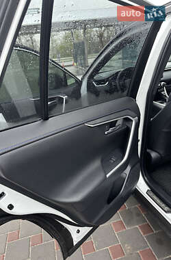 Позашляховик / Кросовер Toyota RAV4 2024 в 