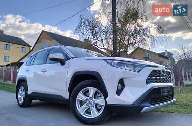 Внедорожник / Кроссовер Toyota RAV4 2021 в 