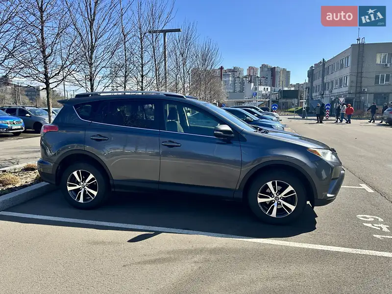 Внедорожник / Кроссовер Toyota RAV4 2018 в 