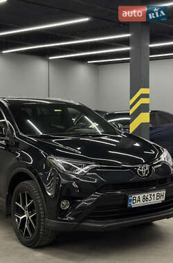Внедорожник / Кроссовер Toyota RAV4 2016 в 
