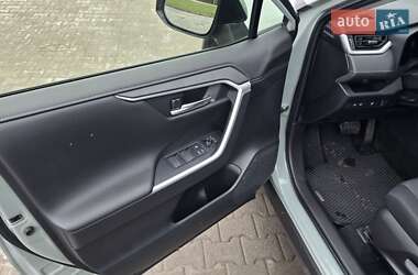 Позашляховик / Кросовер Toyota RAV4 2021 в 
