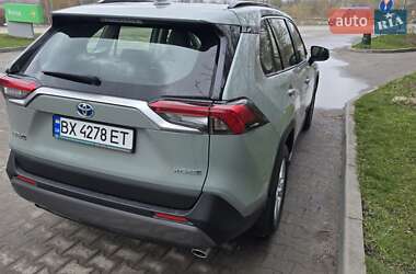 Позашляховик / Кросовер Toyota RAV4 2021 в 
