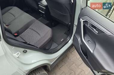 Позашляховик / Кросовер Toyota RAV4 2021 в 