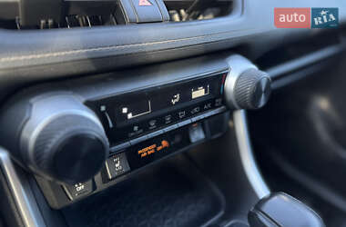 Внедорожник / Кроссовер Toyota RAV4 2019 в 