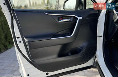 Позашляховик / Кросовер Toyota RAV4 2019 в 
