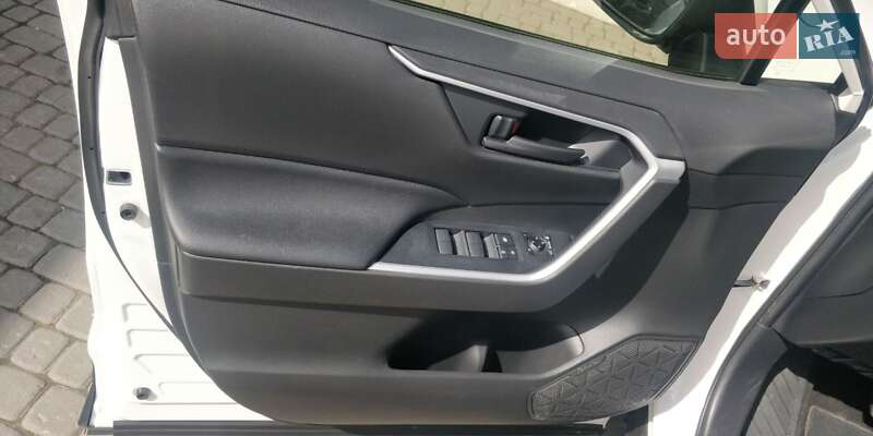 Позашляховик / Кросовер Toyota RAV4 2020 в Львові фото 12 Позашляховик / Кросовер Toyota RAV4 2020 в Львові