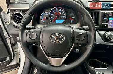Внедорожник / Кроссовер Toyota RAV4 2016 в 