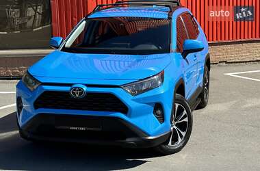 Внедорожник / Кроссовер Toyota RAV4 2019 в 