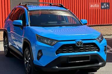 Внедорожник / Кроссовер Toyota RAV4 2019 в 