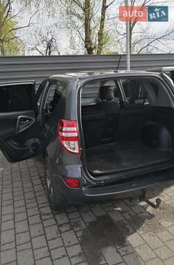 Внедорожник / Кроссовер Toyota RAV4 2012 в 