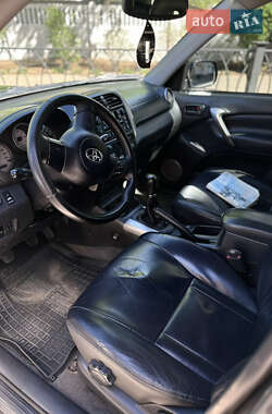 Внедорожник / Кроссовер Toyota RAV4 2004 в 