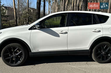 Внедорожник / Кроссовер Toyota RAV4 2018 в 